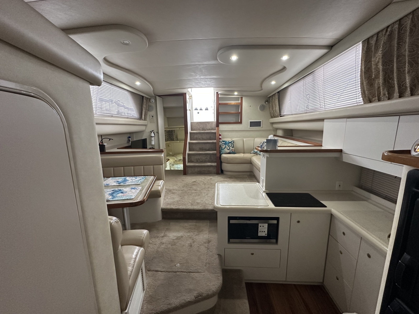 1998 Cruisers Yachts 3650 Aft Cabin