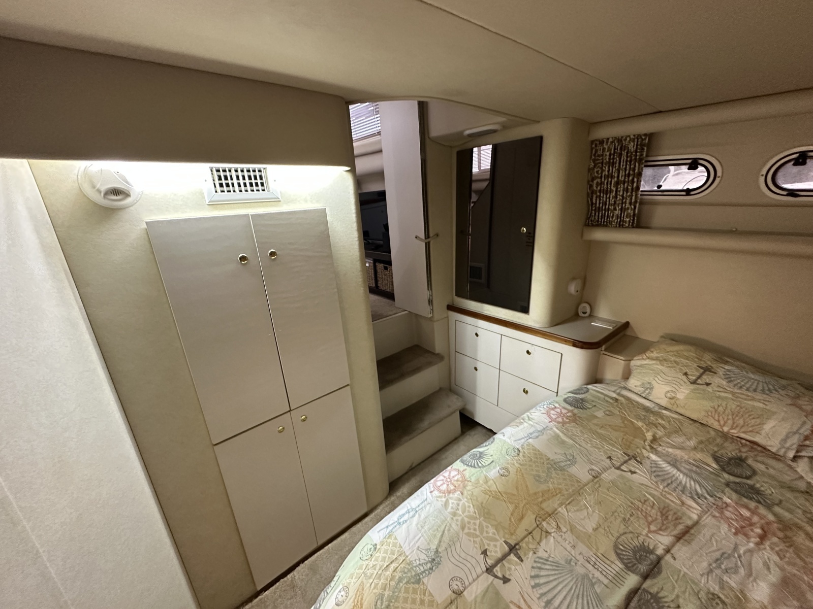 1998 Cruisers Yachts 3650 Aft Cabin