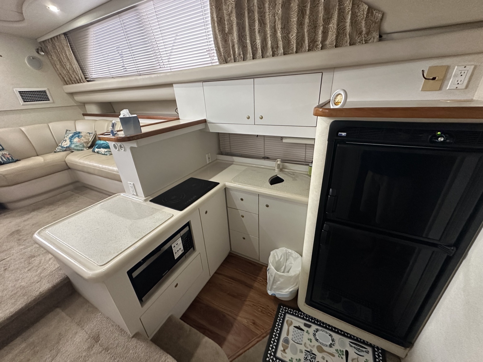 1998 Cruisers Yachts 3650 Aft Cabin
