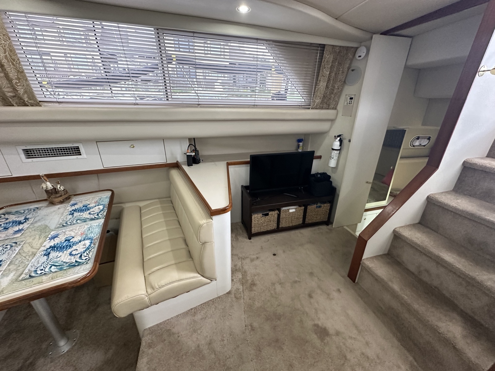 1998 Cruisers Yachts 3650 Aft Cabin