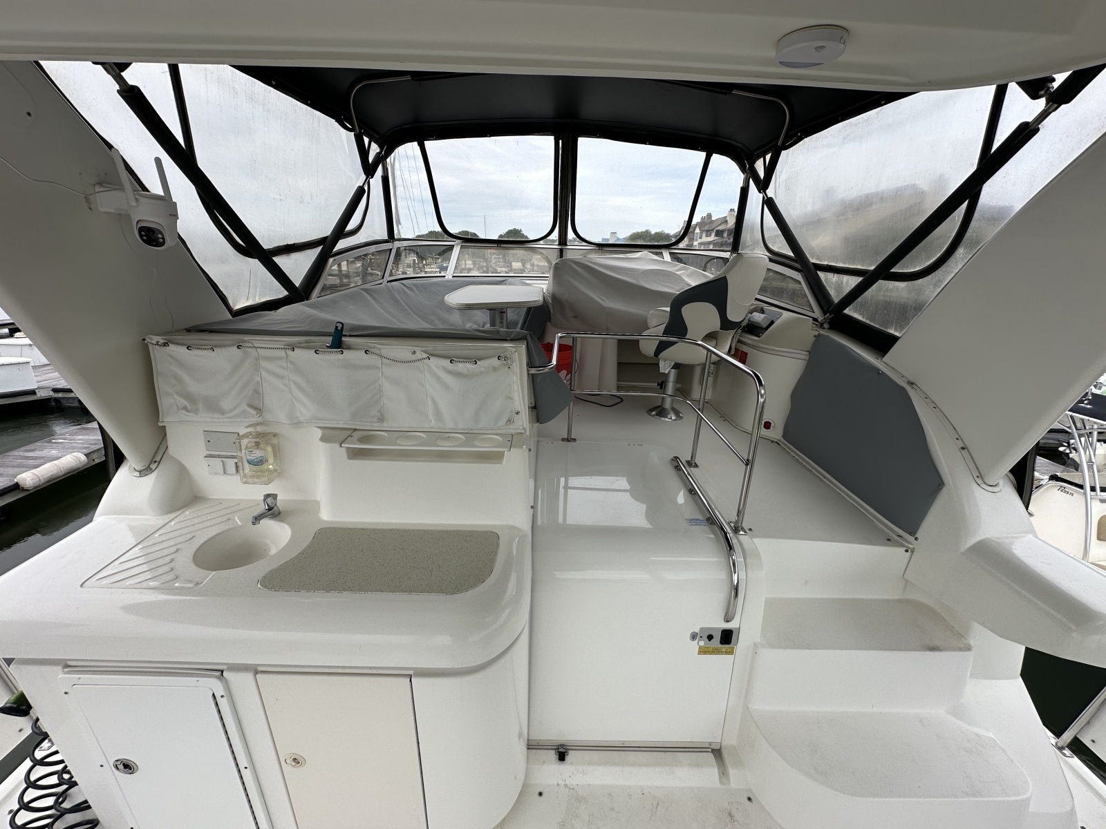1998 Cruisers Yachts 3650 Aft Cabin