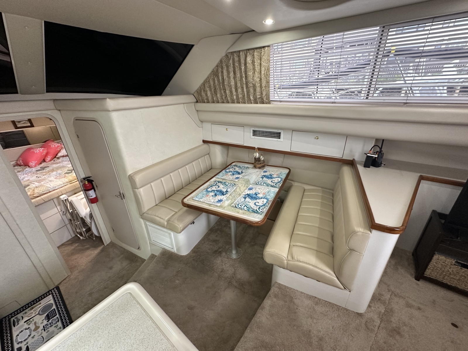 1998 Cruisers Yachts 3650 Aft Cabin