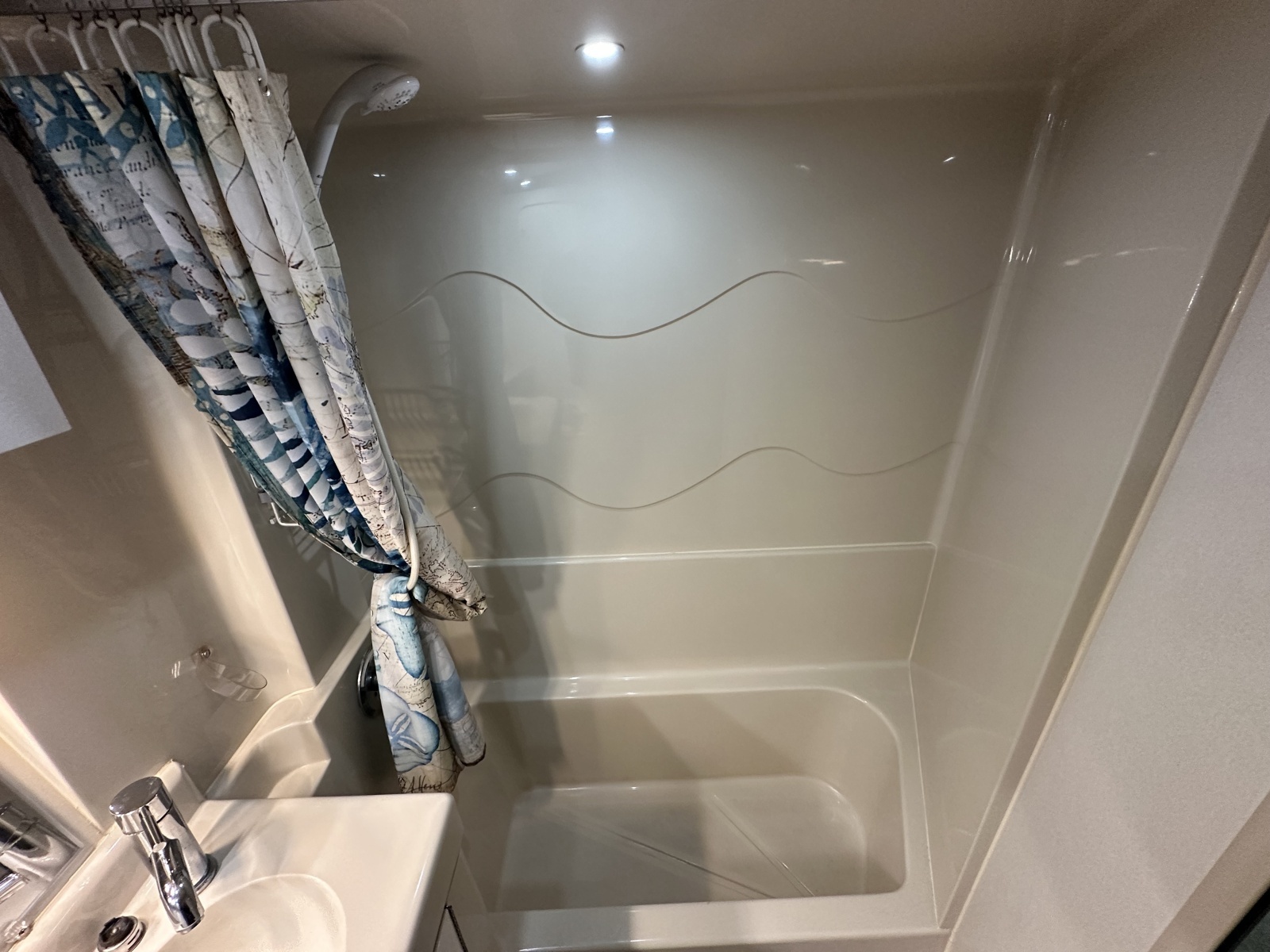 1998 Cruisers Yachts 3650 Aft Cabin