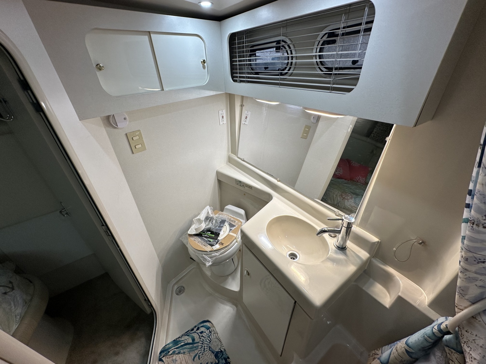 1998 Cruisers Yachts 3650 Aft Cabin
