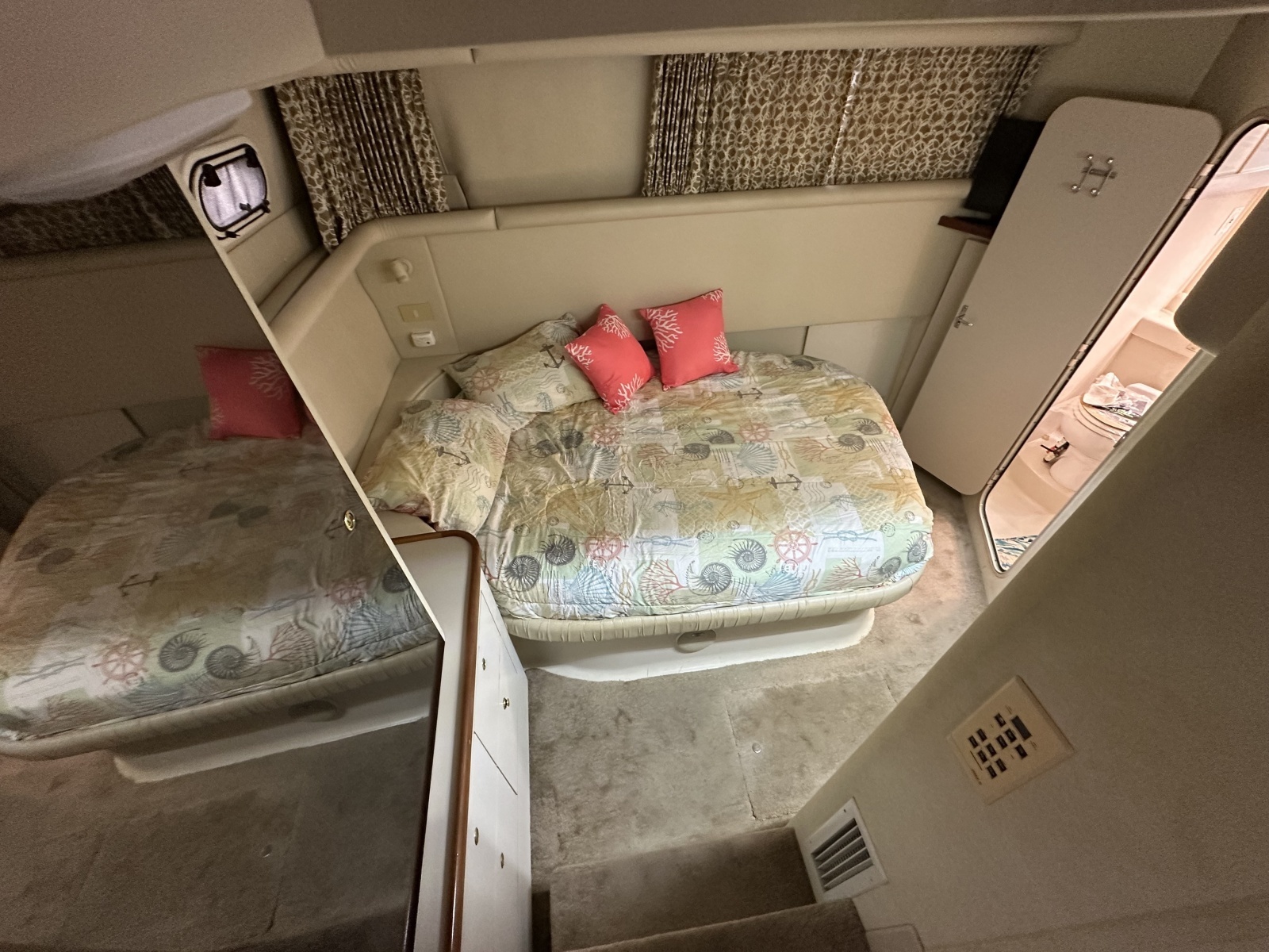 1998 Cruisers Yachts 3650 Aft Cabin