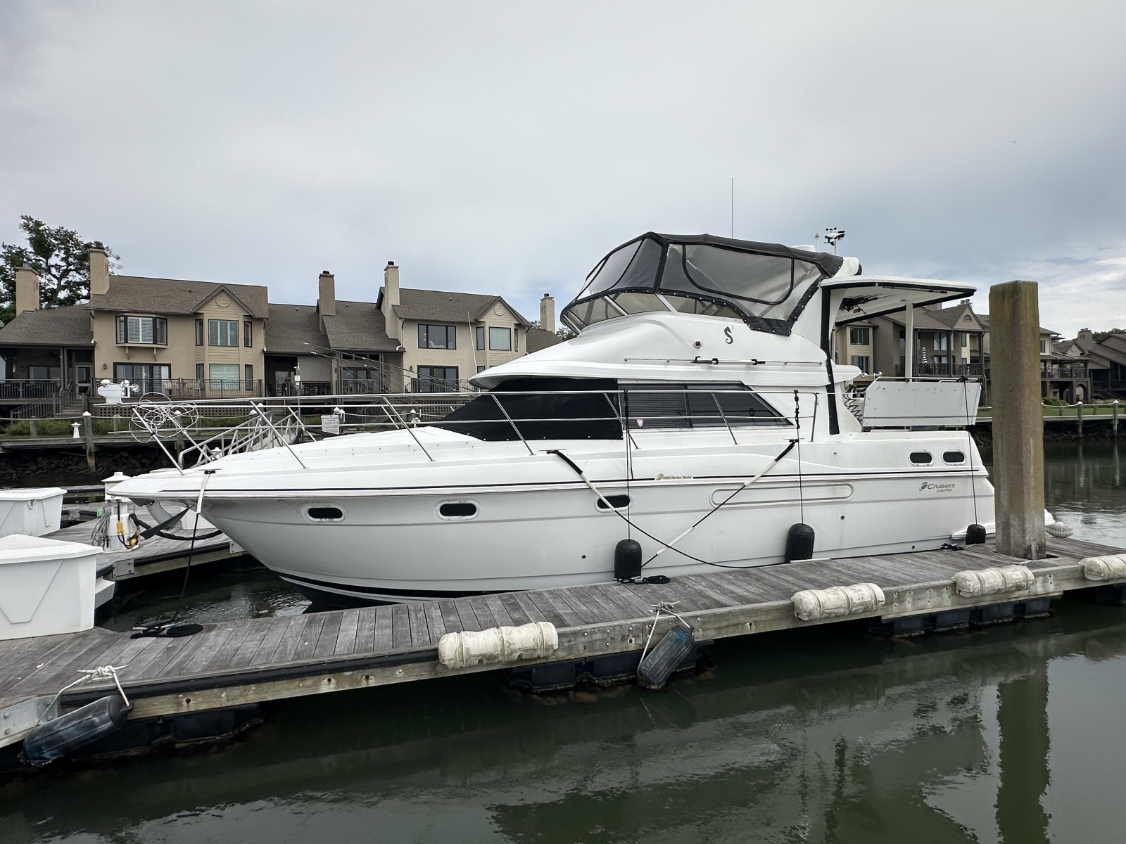 1998 Cruisers Yachts 3650 Aft Cabin