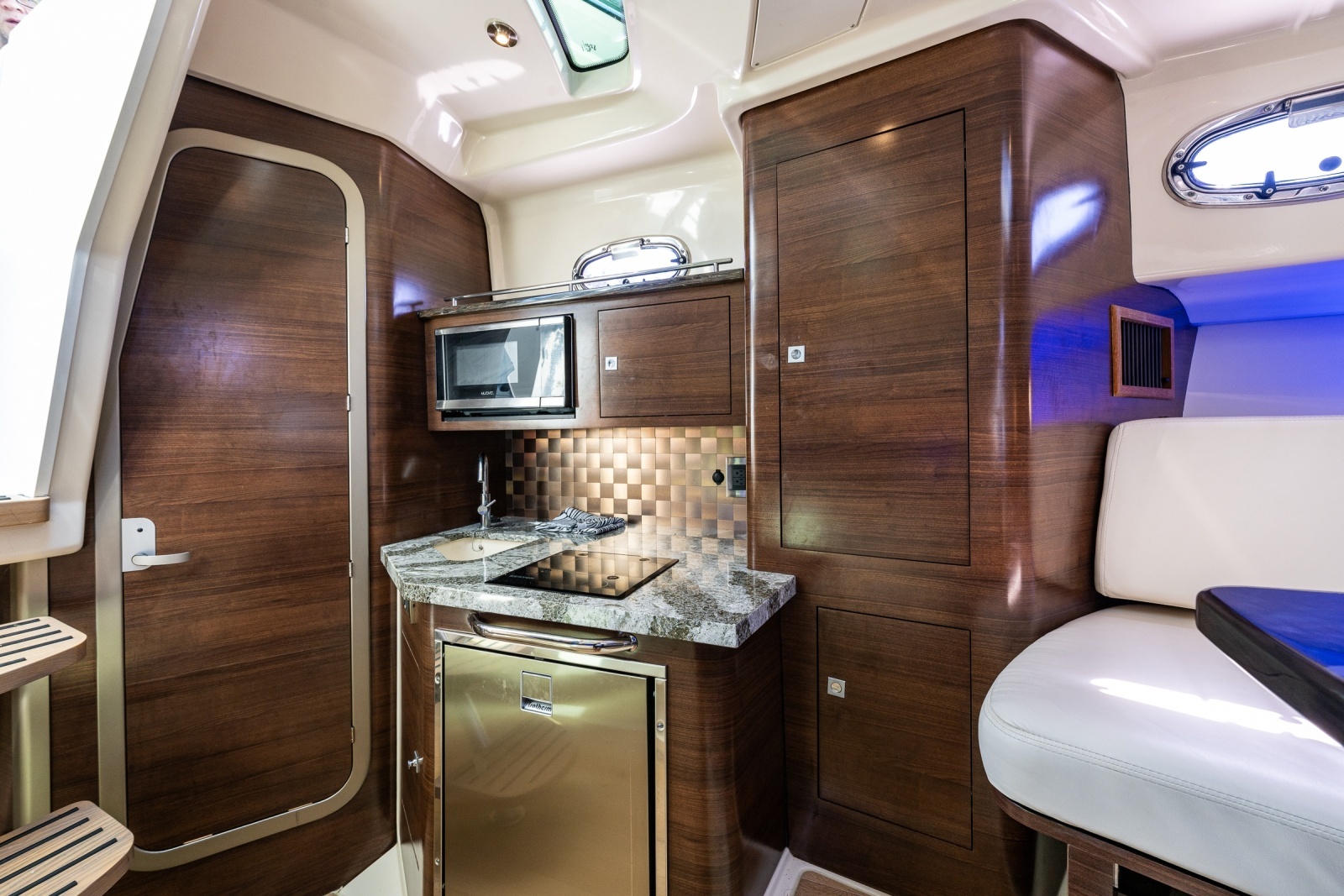 2019 Boston Whaler 345 Conquest