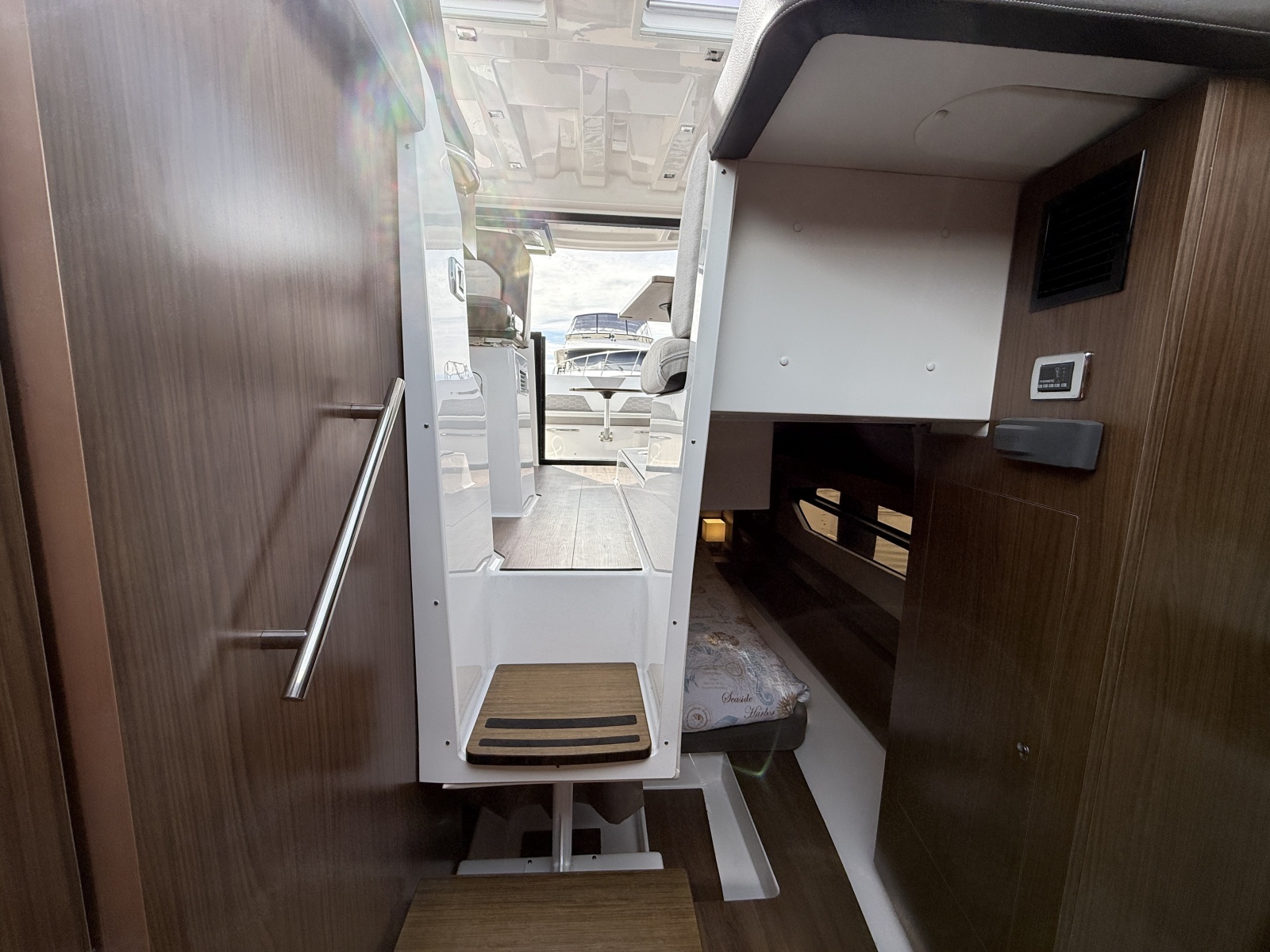 37ft Four Winns Yacht For Sale
