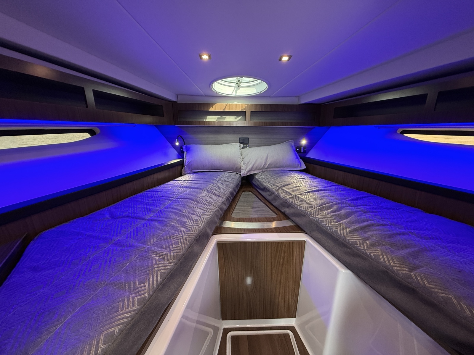 37ft Four Winns Yacht For Sale