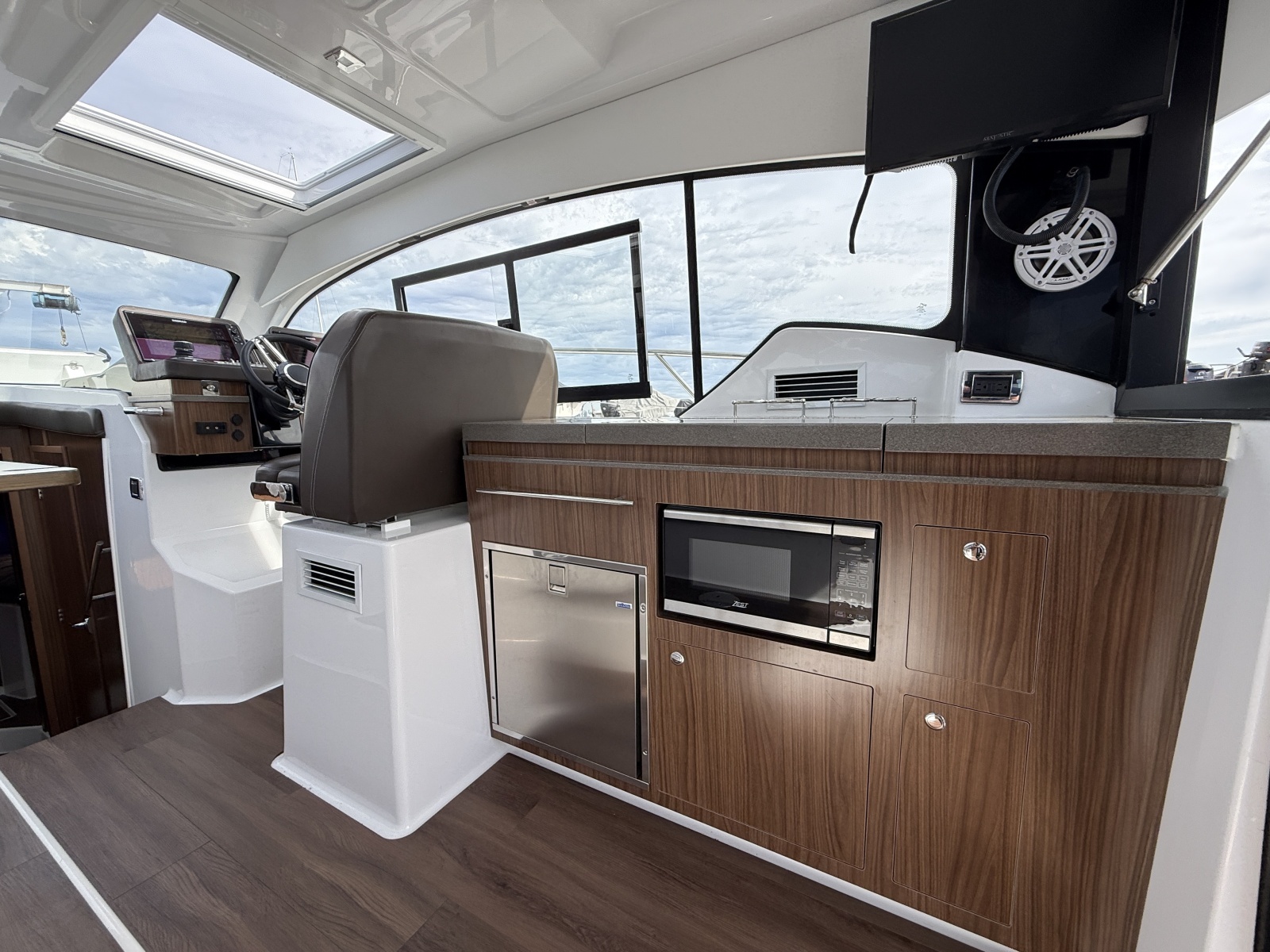 37ft Four Winns Yacht For Sale