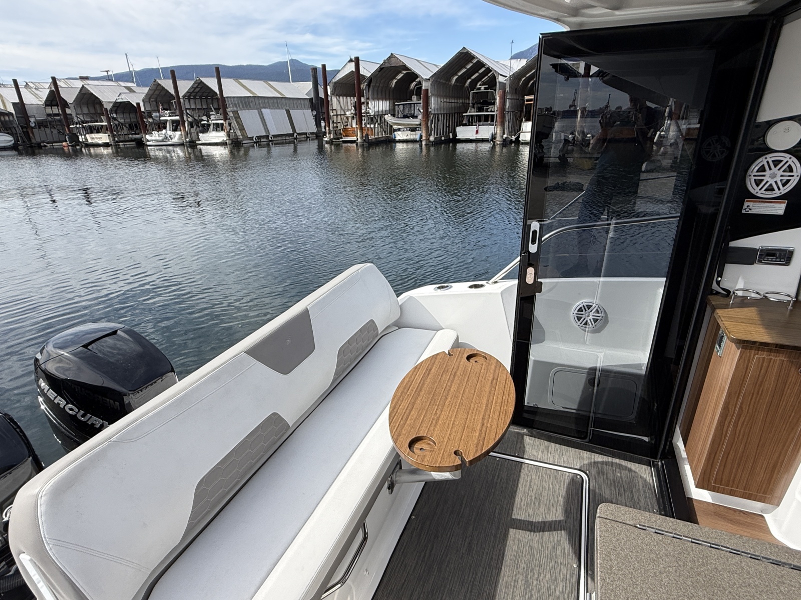 37ft Four Winns Yacht For Sale
