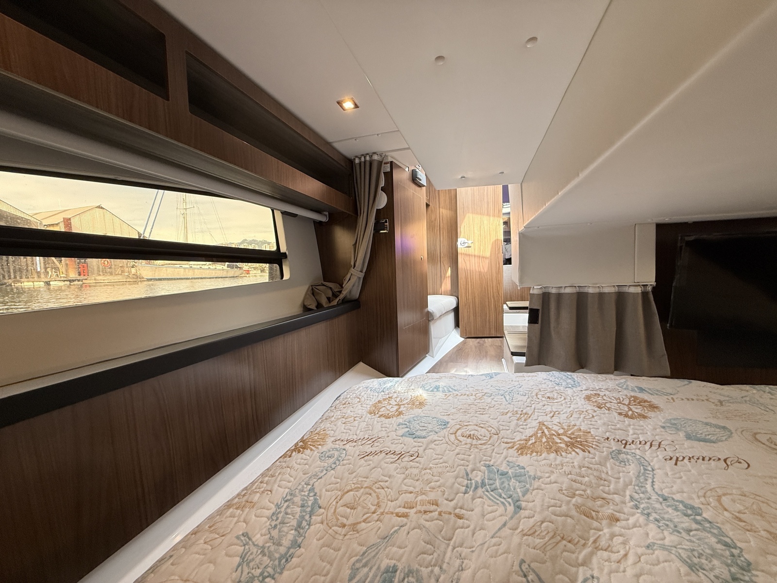 37ft Four Winns Yacht For Sale