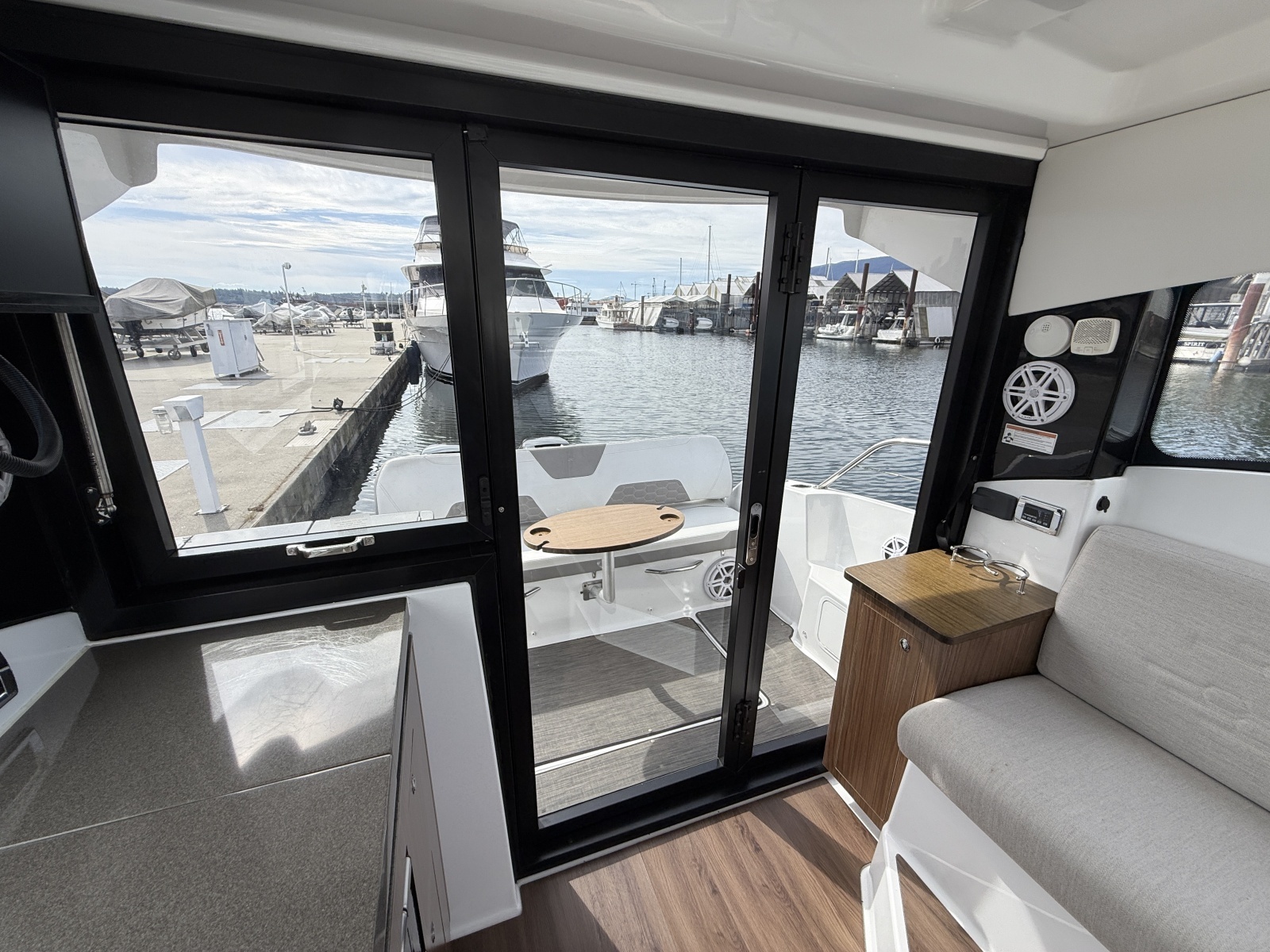 37ft Four Winns Yacht For Sale