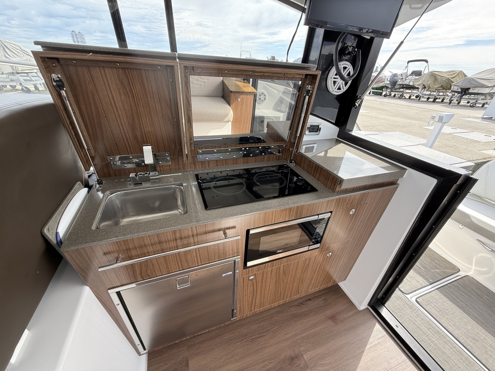 37ft Four Winns Yacht For Sale