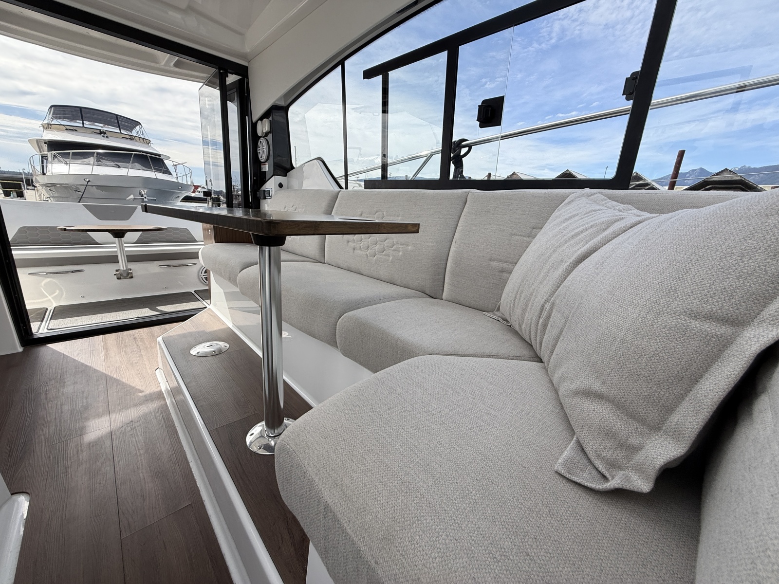 37ft Four Winns Yacht For Sale