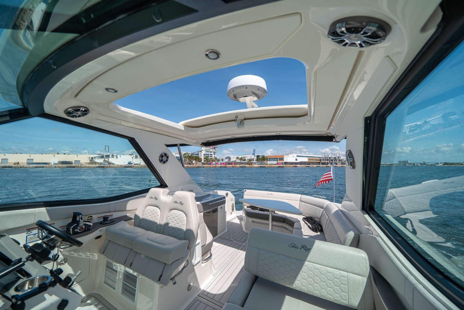 2021 Sea Ray 320 Sundancer