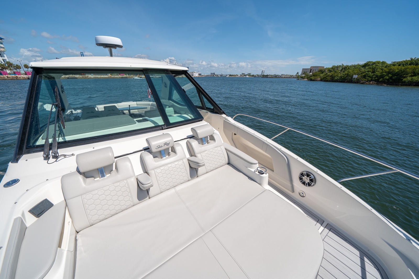 2021 Sea Ray 320 Sundancer