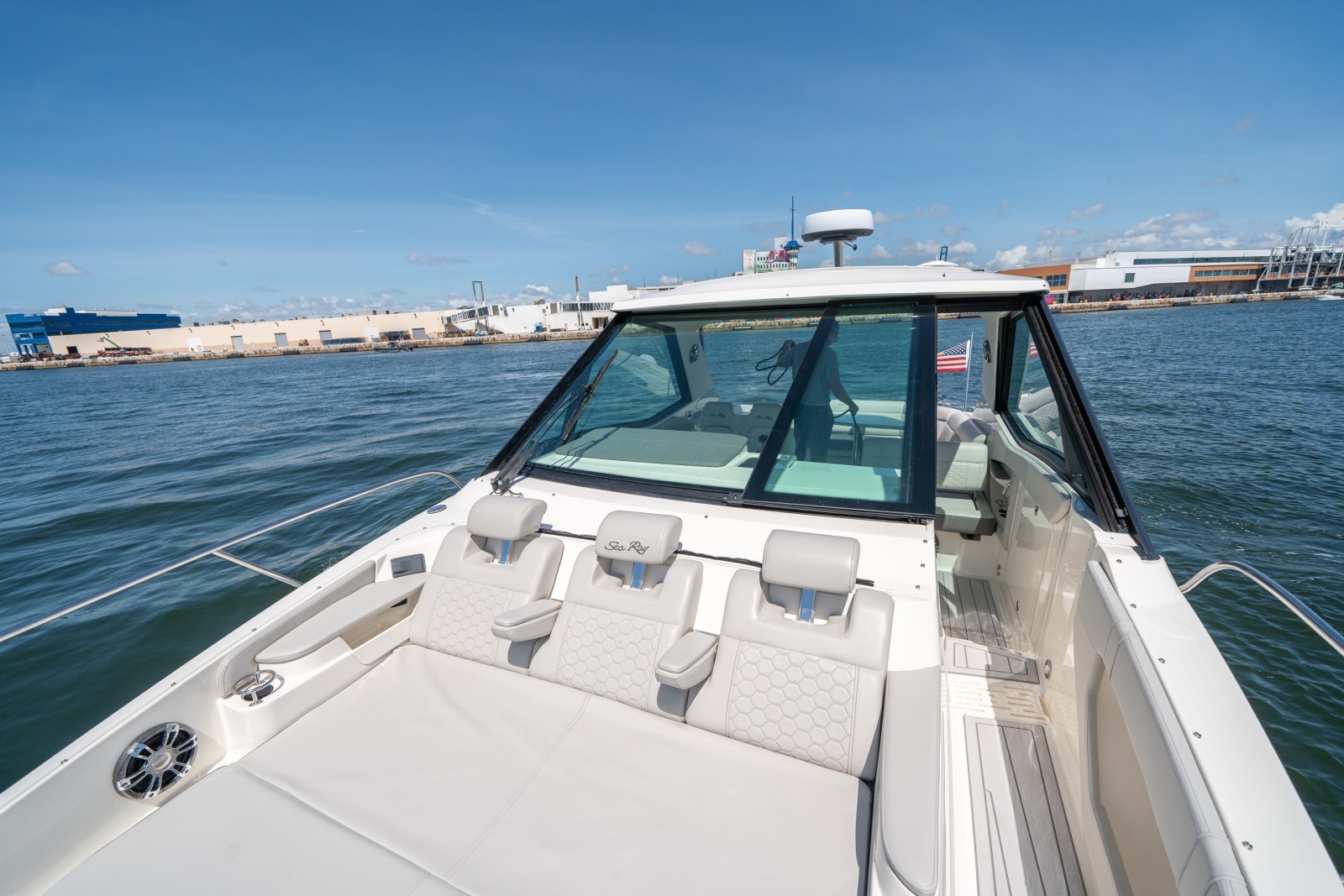 2021 Sea Ray 320 Sundancer