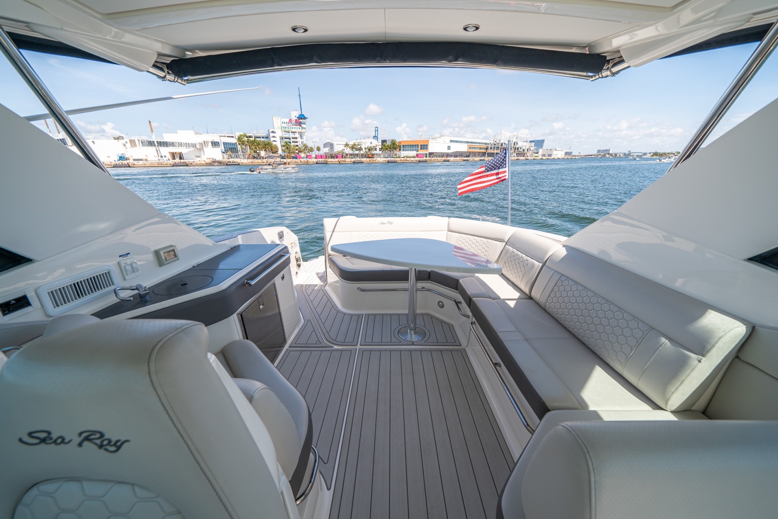 2021 Sea Ray 320 Sundancer