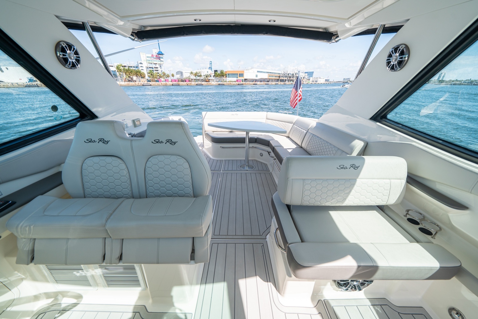 2021 Sea Ray 320 Sundancer