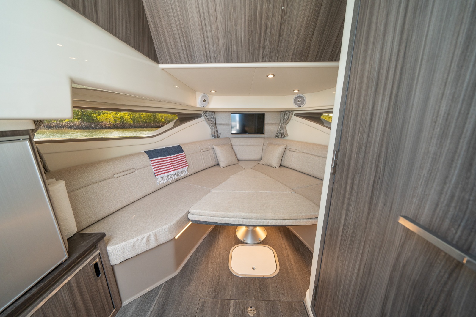 2021 Sea Ray 320 Sundancer