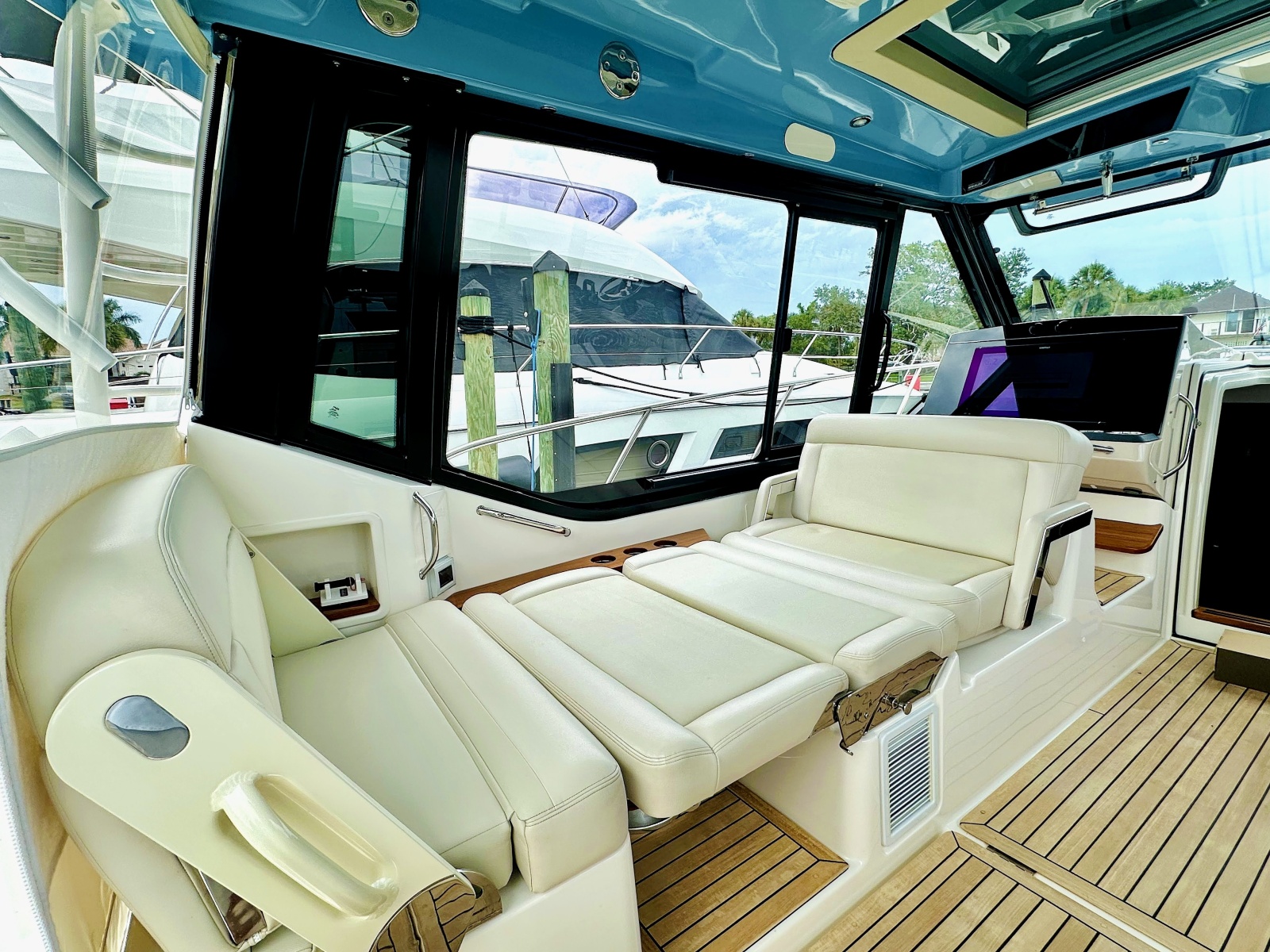 2023 Boston Whaler 405 Conquest