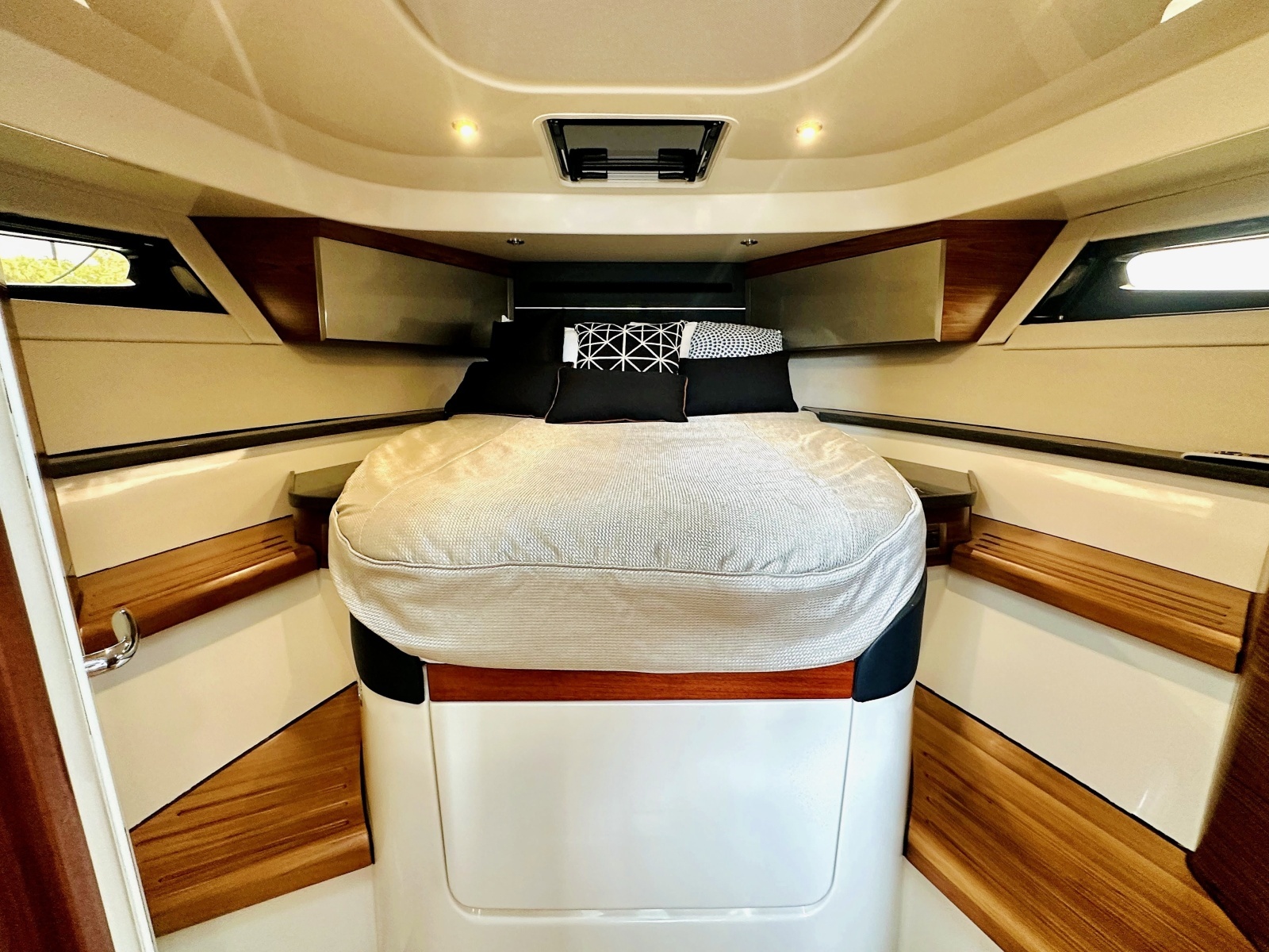 2023 Boston Whaler 405 Conquest