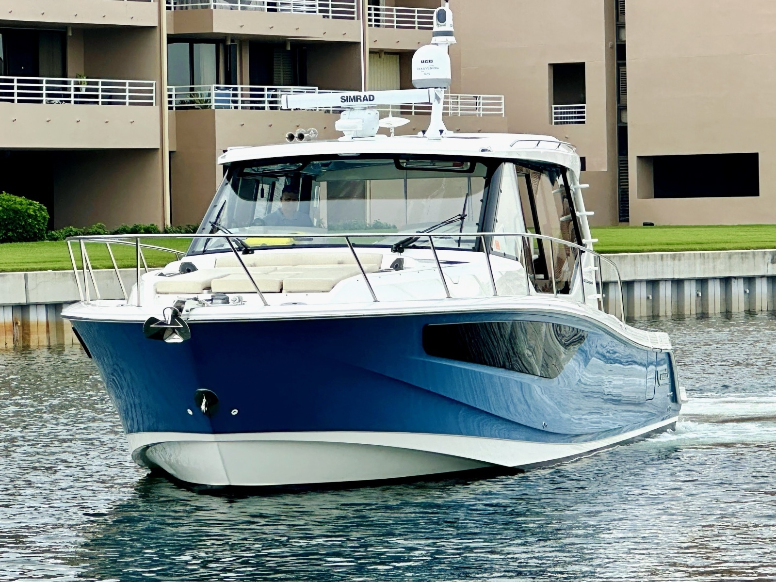 2023 Boston Whaler 405 Conquest