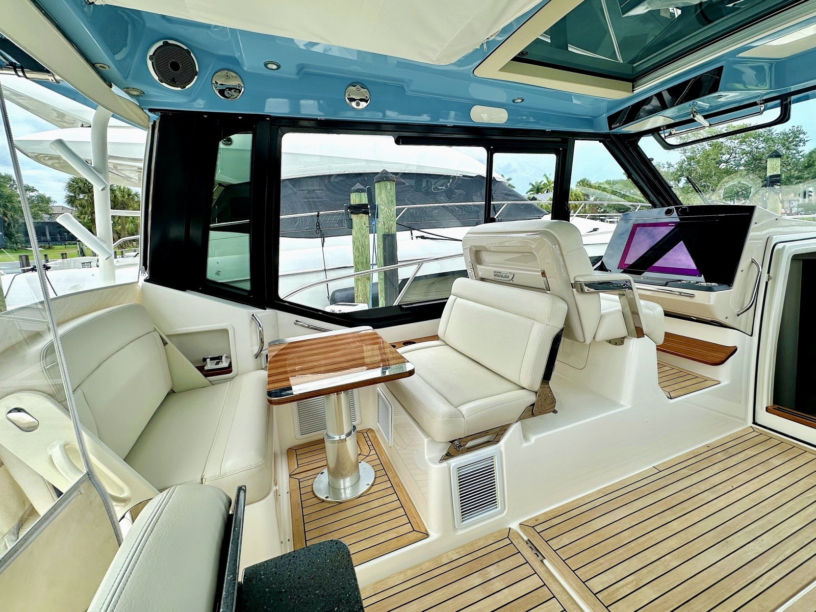 2023 Boston Whaler 405 Conquest