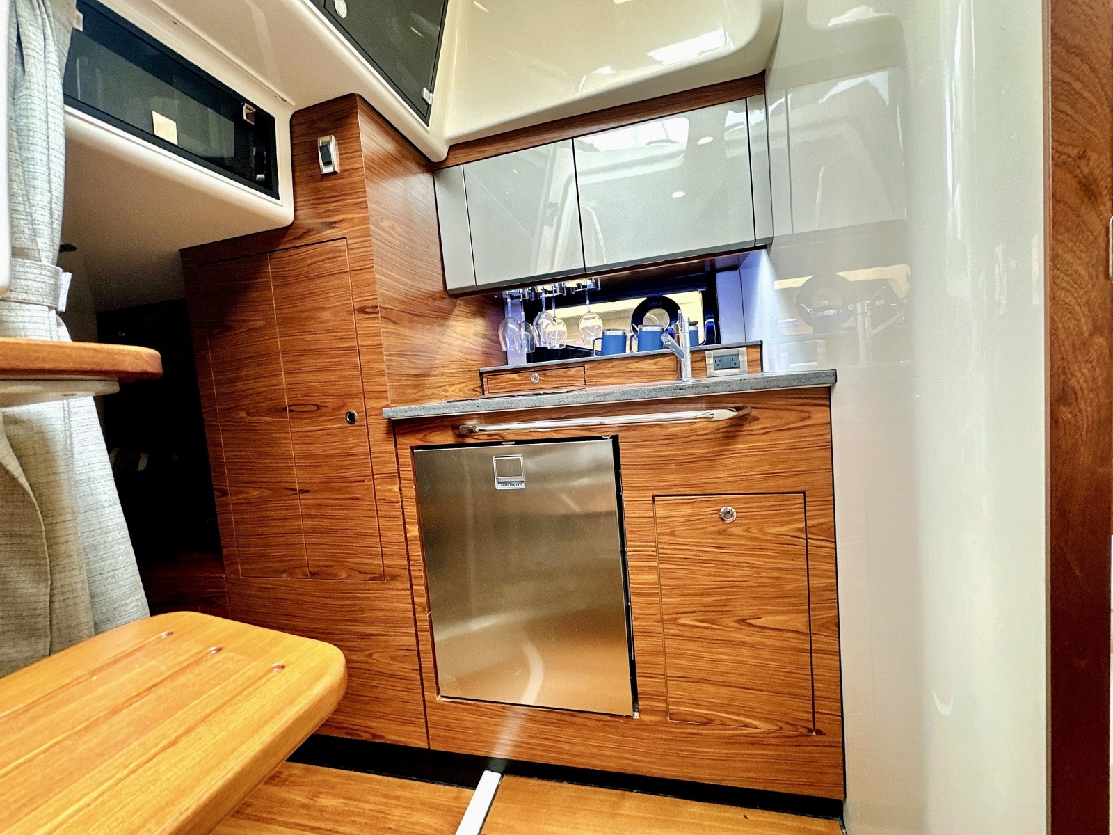 2023 Boston Whaler 405 Conquest