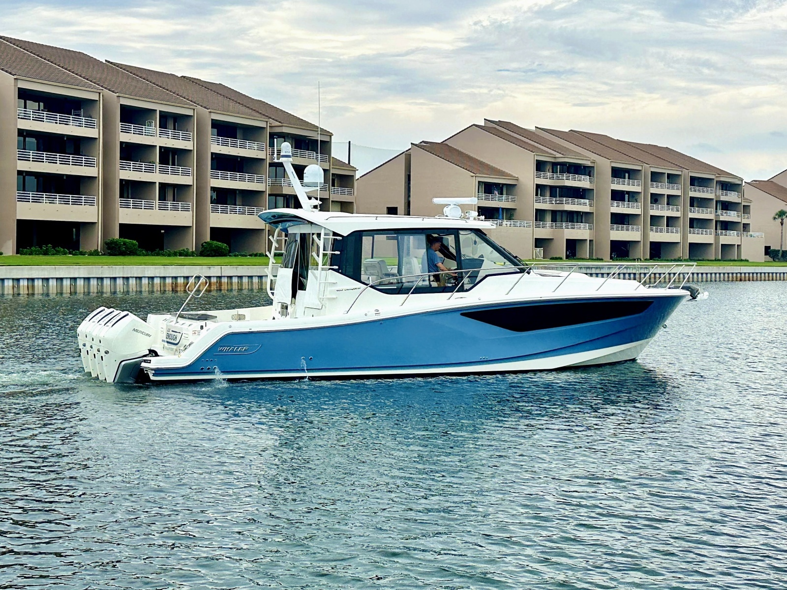 2023 Boston Whaler 405 Conquest