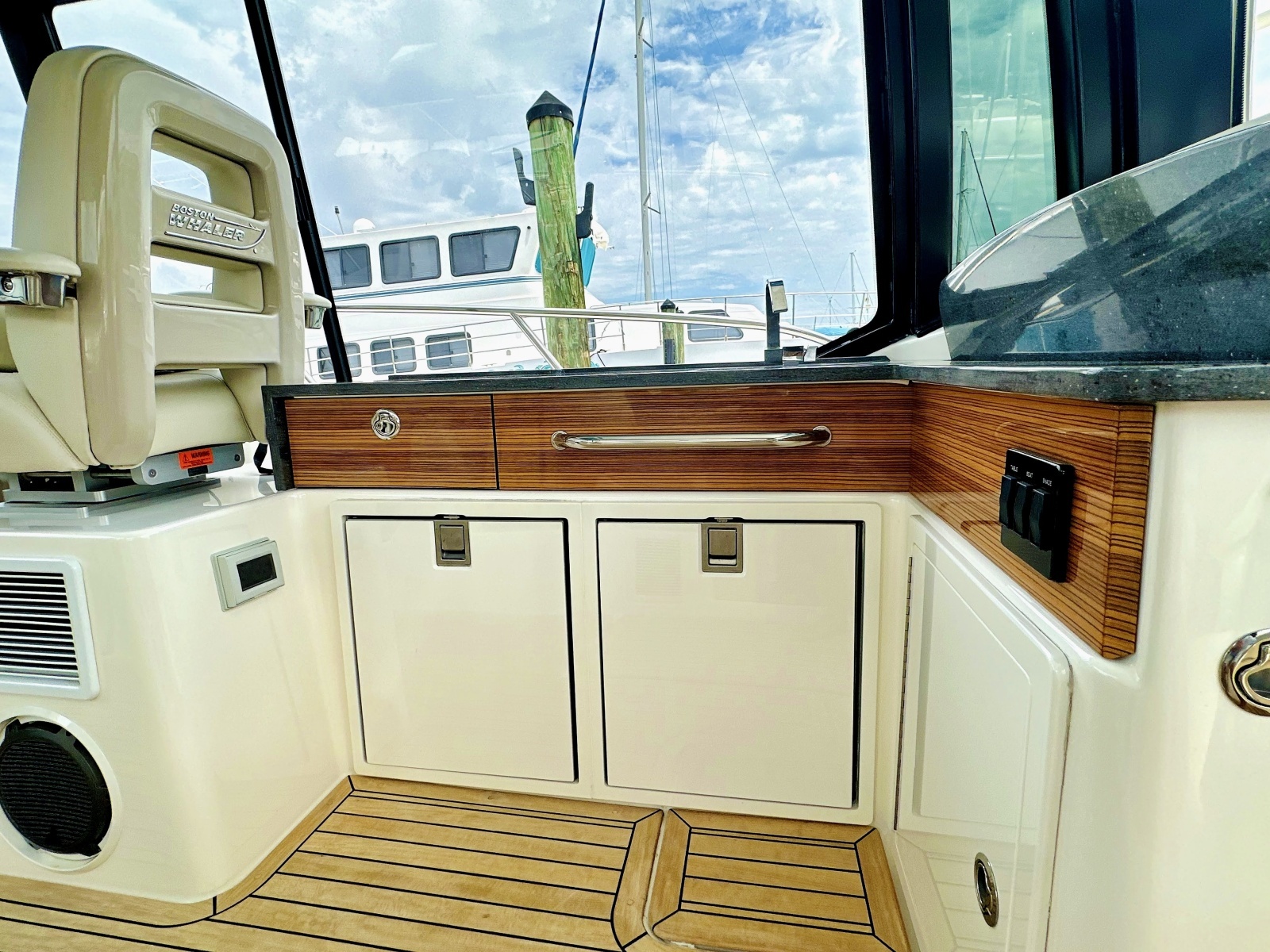 2023 Boston Whaler 405 Conquest