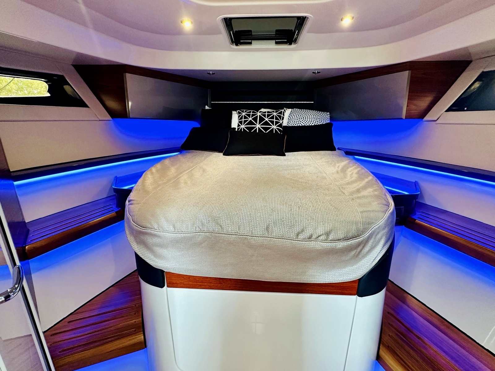 2023 Boston Whaler 405 Conquest