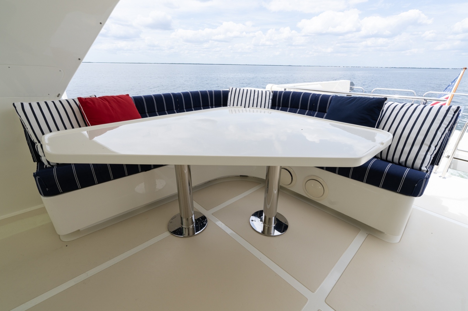 SE Bridge Stbd Settee