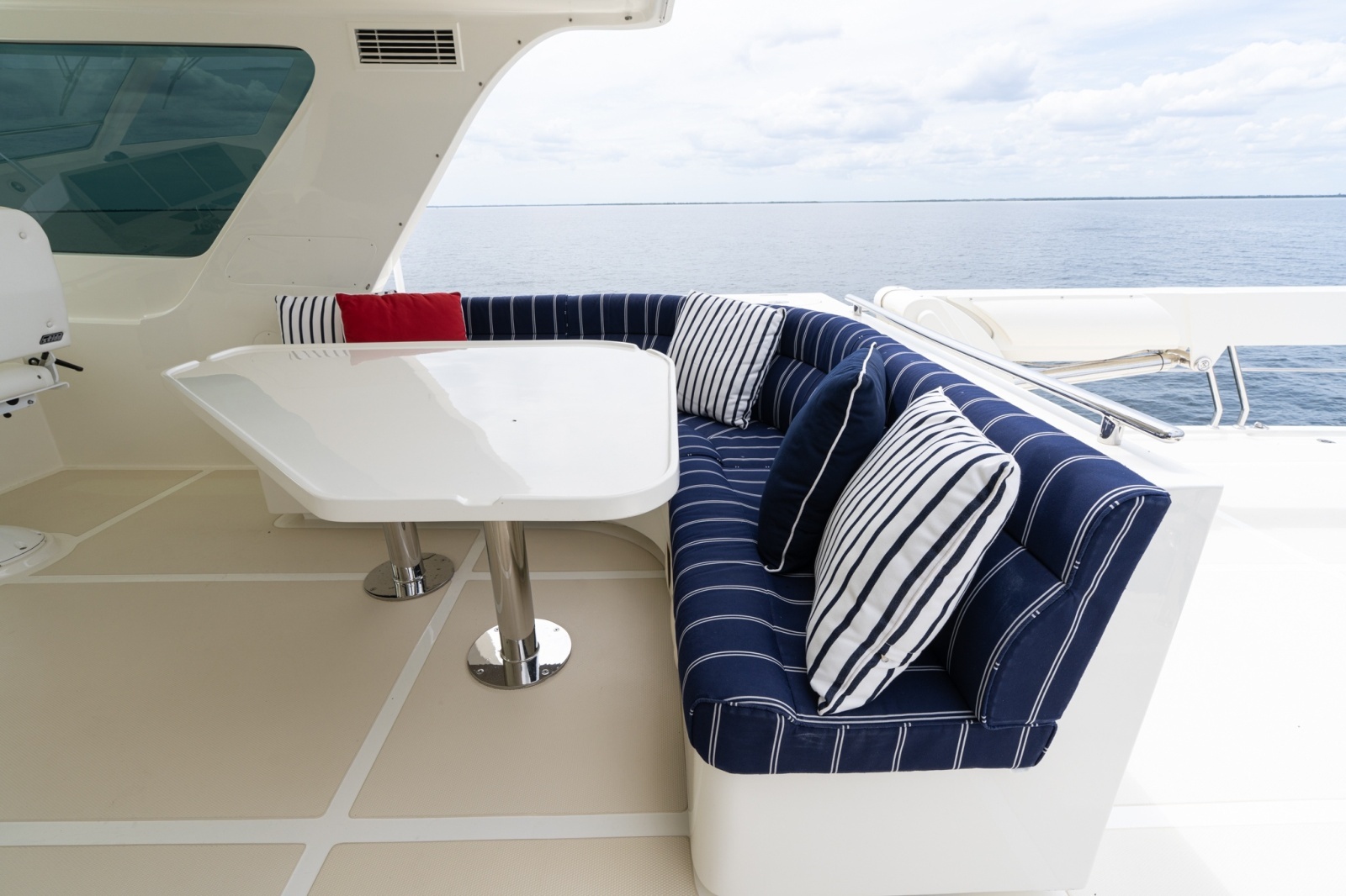L-Settee Facing Stbd