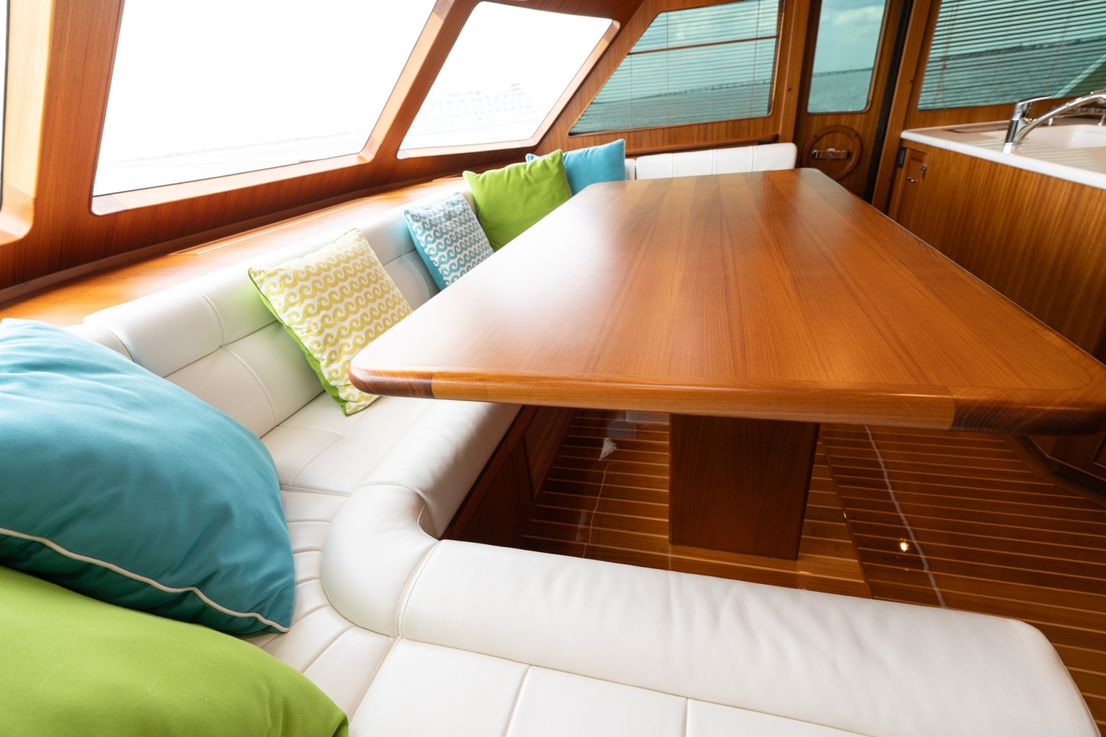 Dinette Facing Starboard