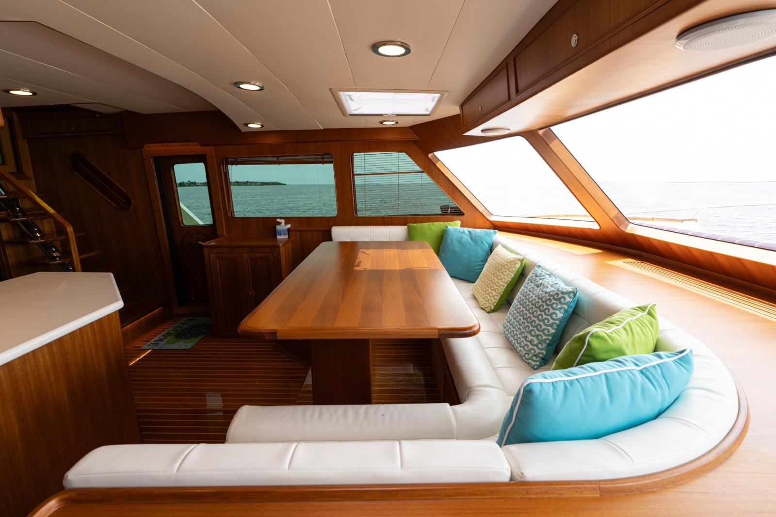 Dinette Facing Port