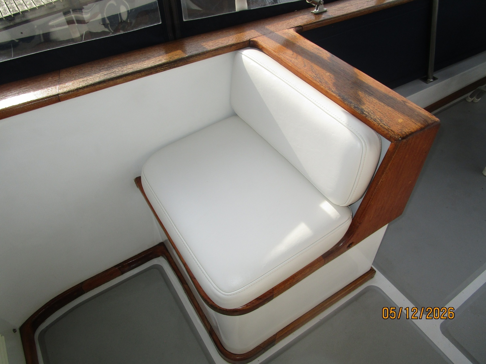 36' Monk flybridge starboard forward seating