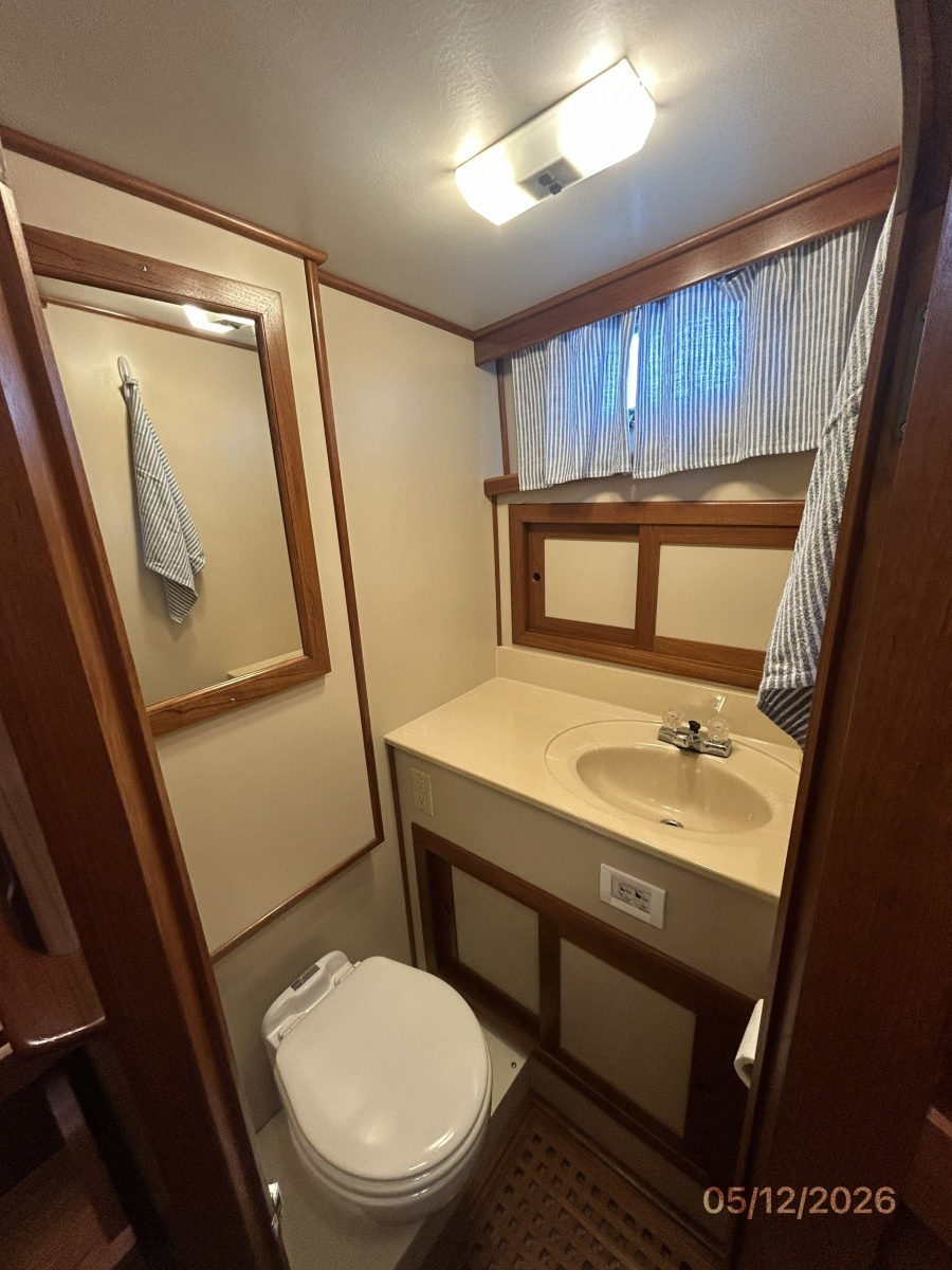 36' Monk guest stateroom head
