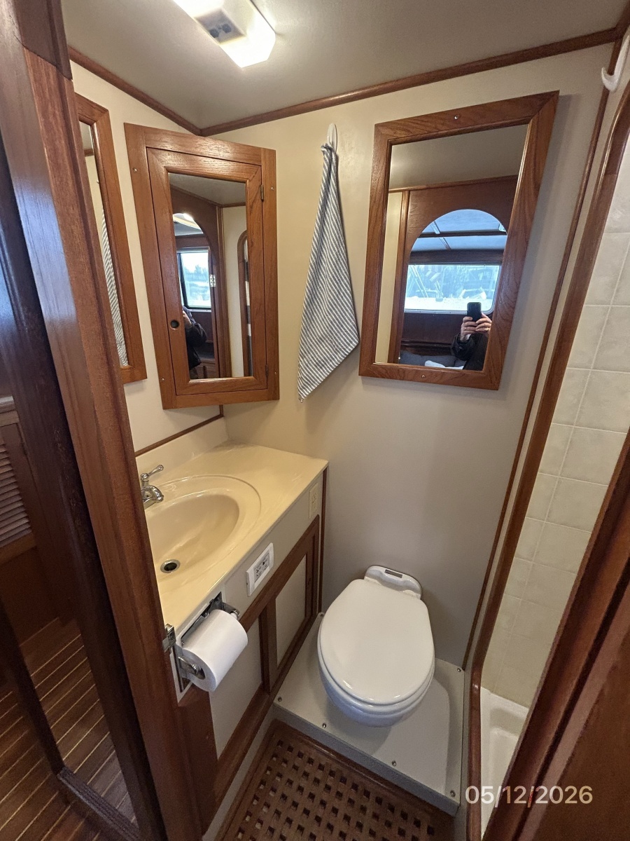 36' Monk master stateroom head