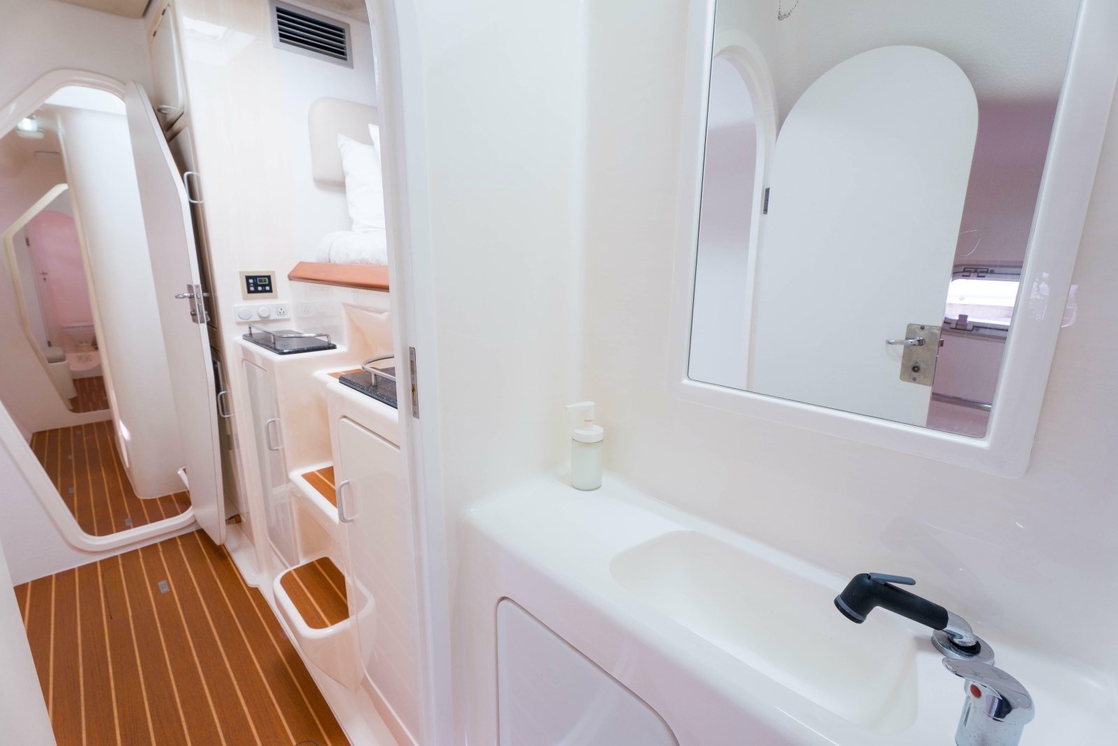 2011 Voyage Yachts 520 photo 40