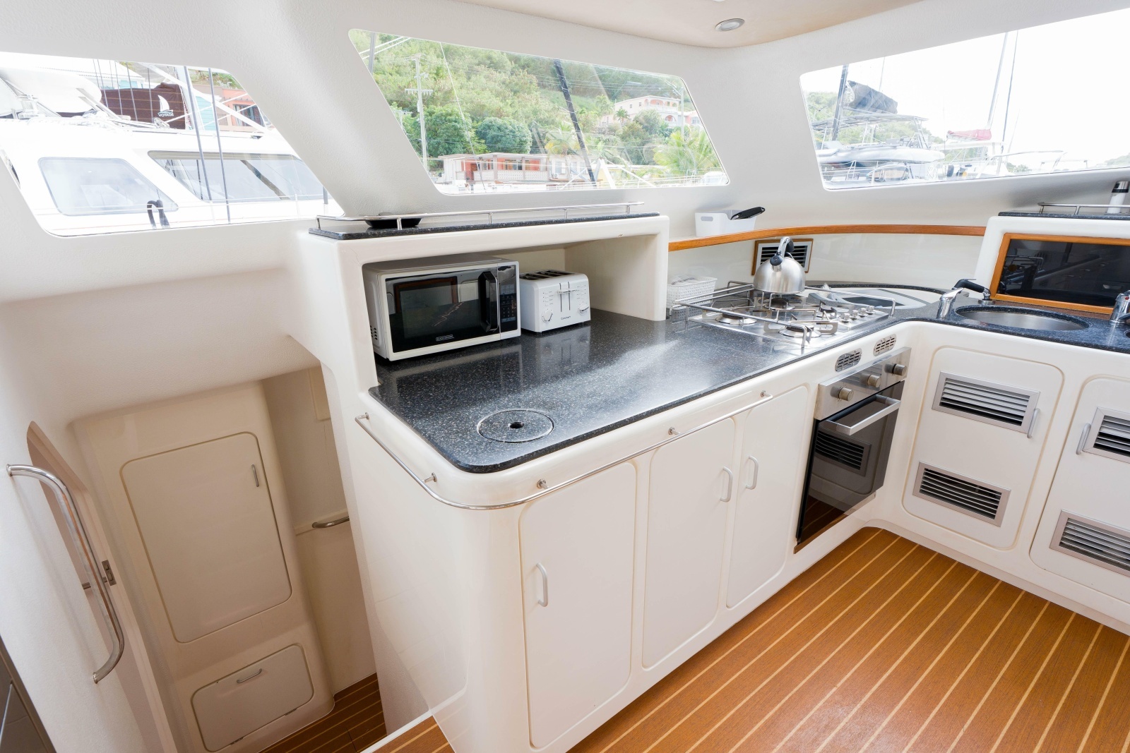 2011 Voyage Yachts 520 photo 32