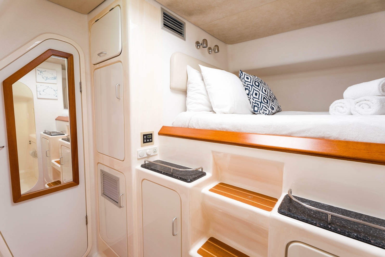 2011 Voyage Yachts 520 photo 38