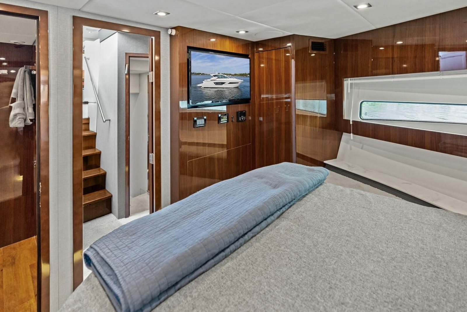 2022 Cruisers Yachts 46 CANTIUS
