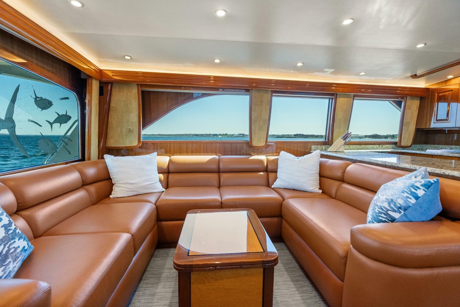 Salon Looking Port