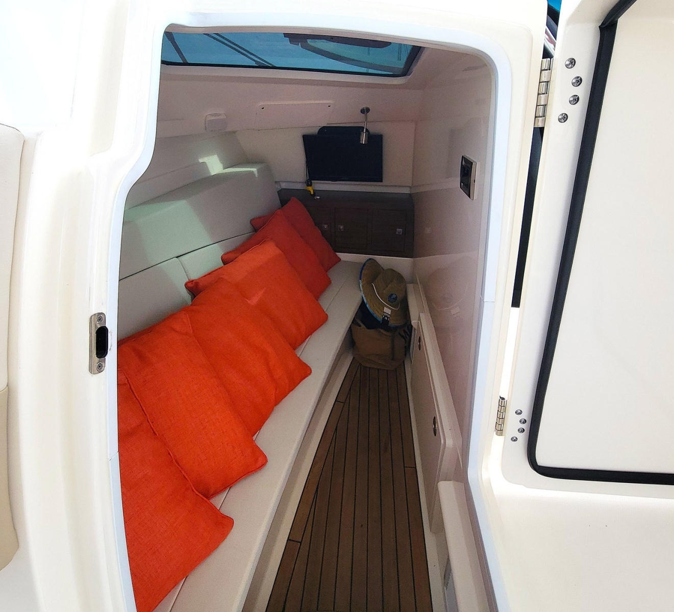 32ft Boston Whaler Yacht For Sale