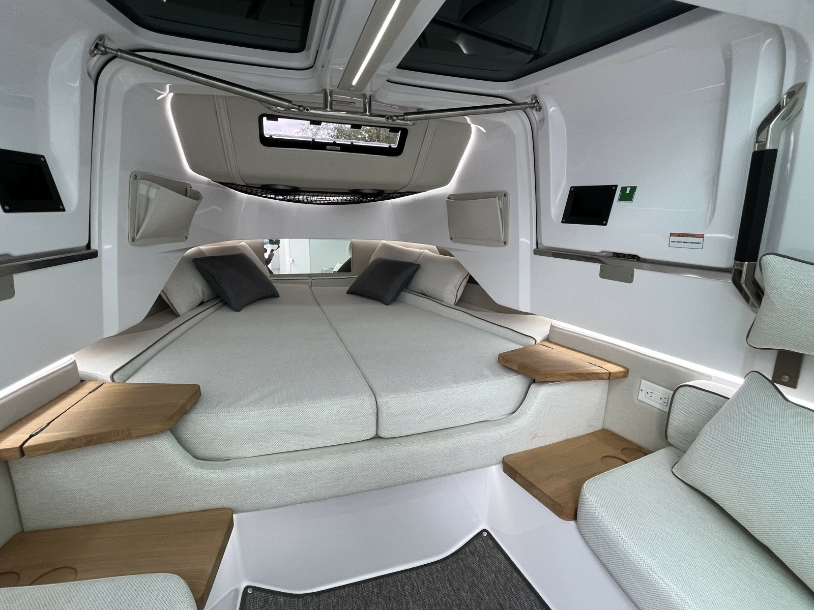 2025 Axopar 37 Sun Top