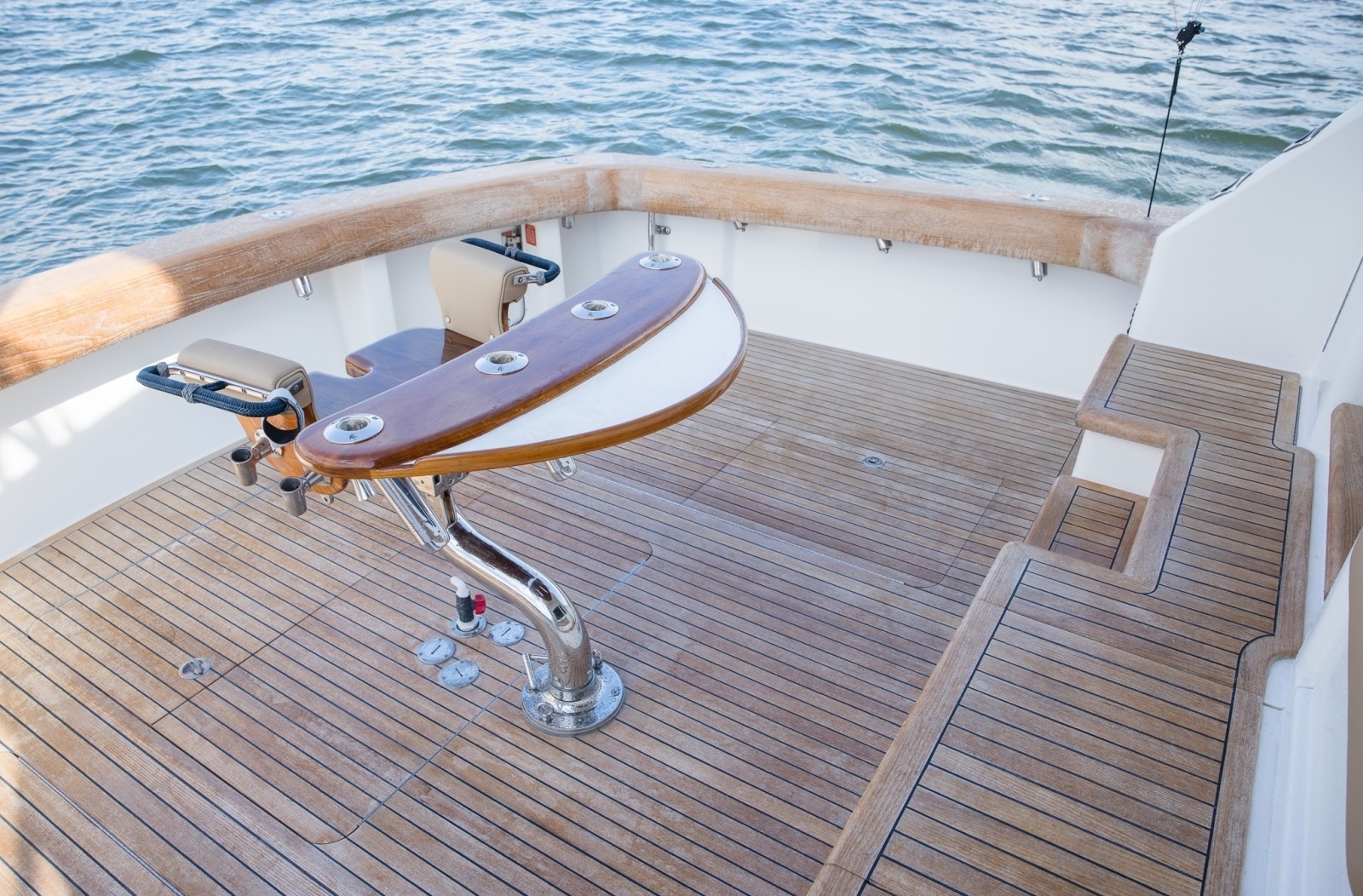 Viking 60 DEBS JEM - Cockpit