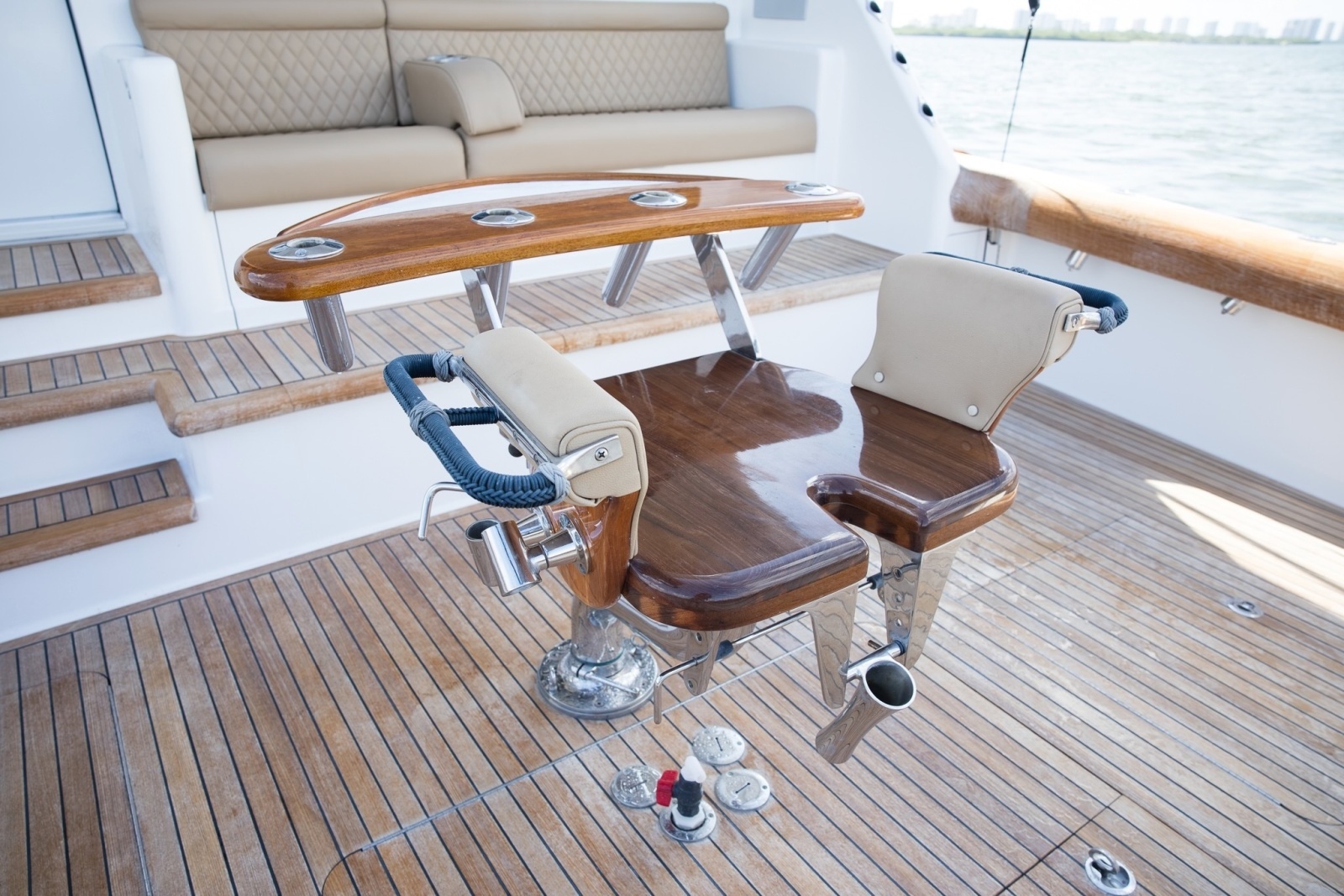 Viking 60 DEBS JEM - Cockpit