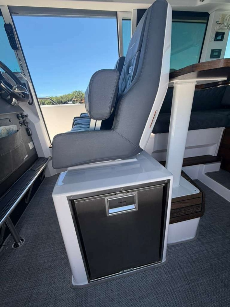 2021 Axopar 37 XC Cross Cabin Brabus